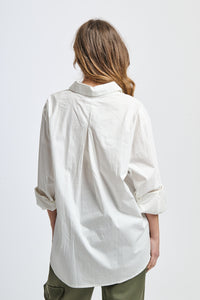 Camicia bianca di stile casual con ricami stilizzati