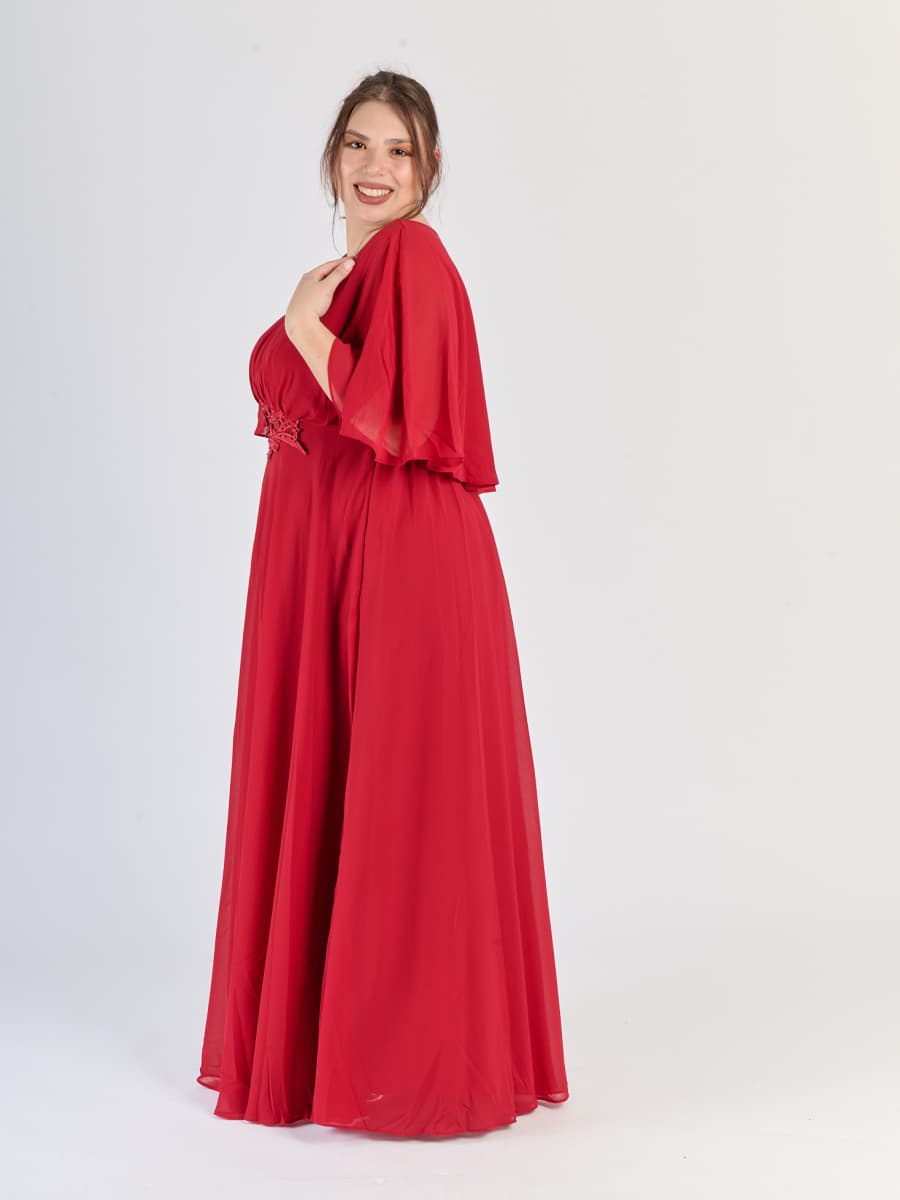 Modello di abito plus size Bordo in raso con silhouette dritta