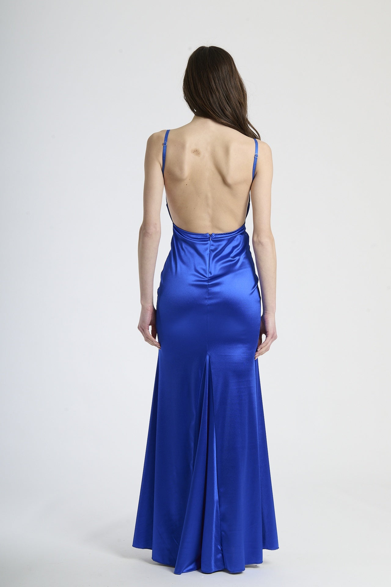 Modella indossa abito bluette a spalline, stile minimalista e accattivante per eventi estivi.