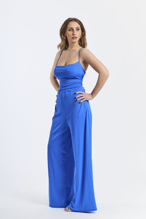 Tuta bluette con spalline sottili, design leggero, atmosfera rinfrescante