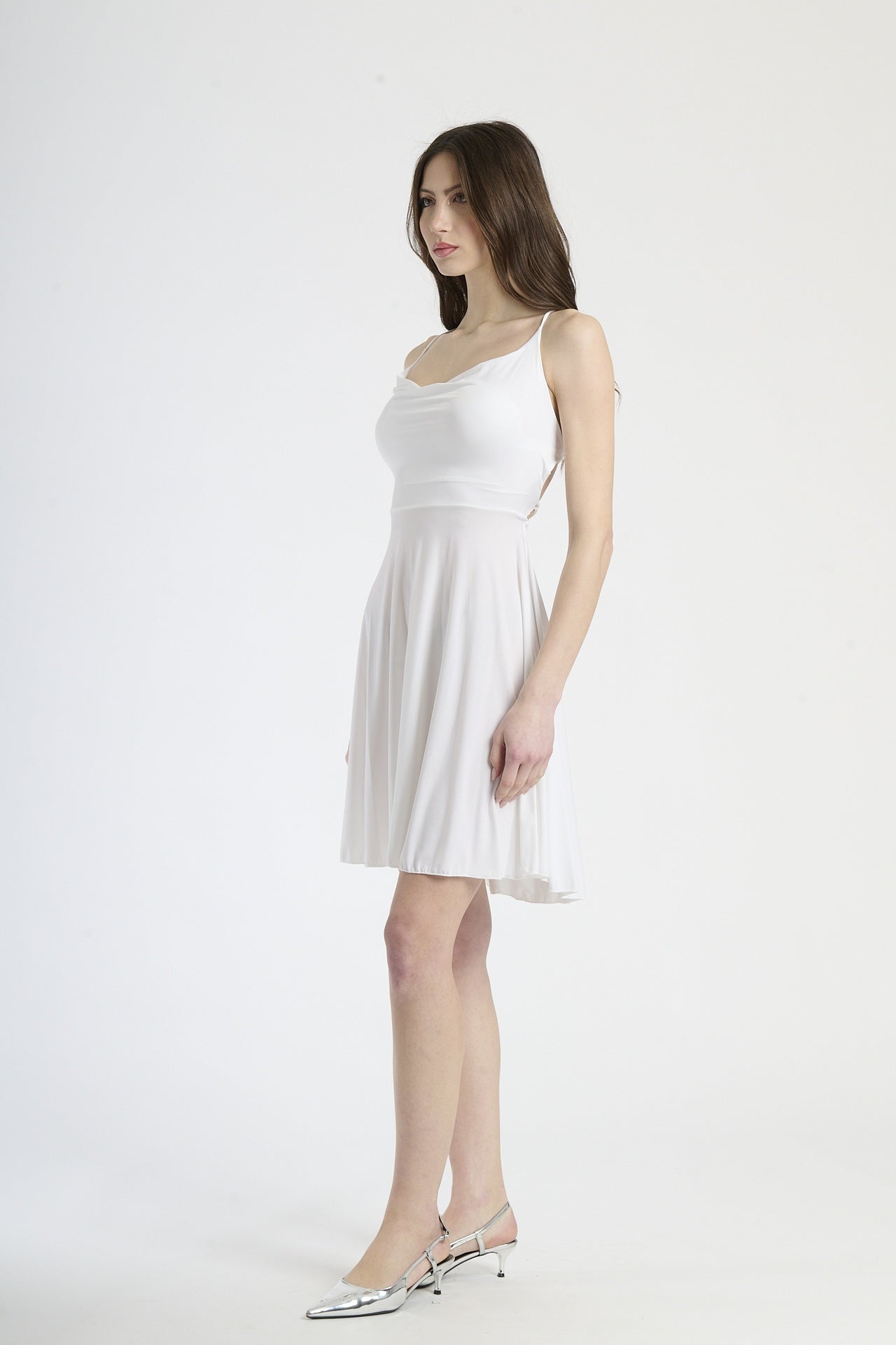 Abito elegante bianco, silhouette a campana con bretelle sottili, adatto per serate estive e occasioni speciali.