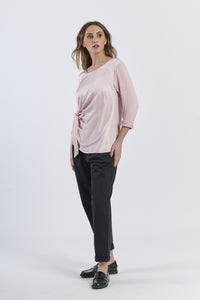Blusa rosa antico in tessuto soffice, sensibilità e comfort