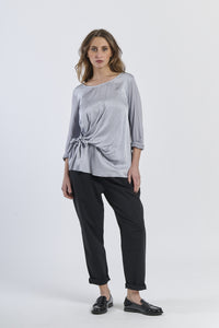 Blusa grigia basic, elemento chiave per abbinamenti sobri