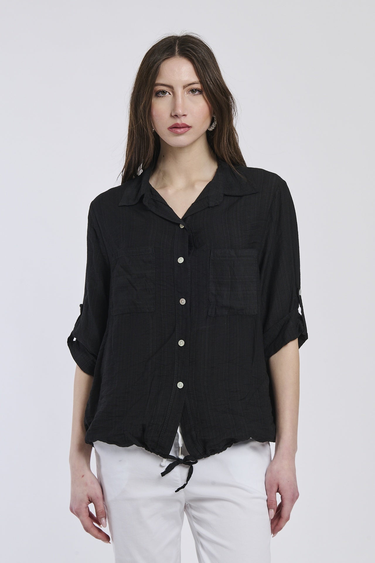 Camicia nera da donna con dettagli suturali sottili, che aggiungono un tocco di pregio.