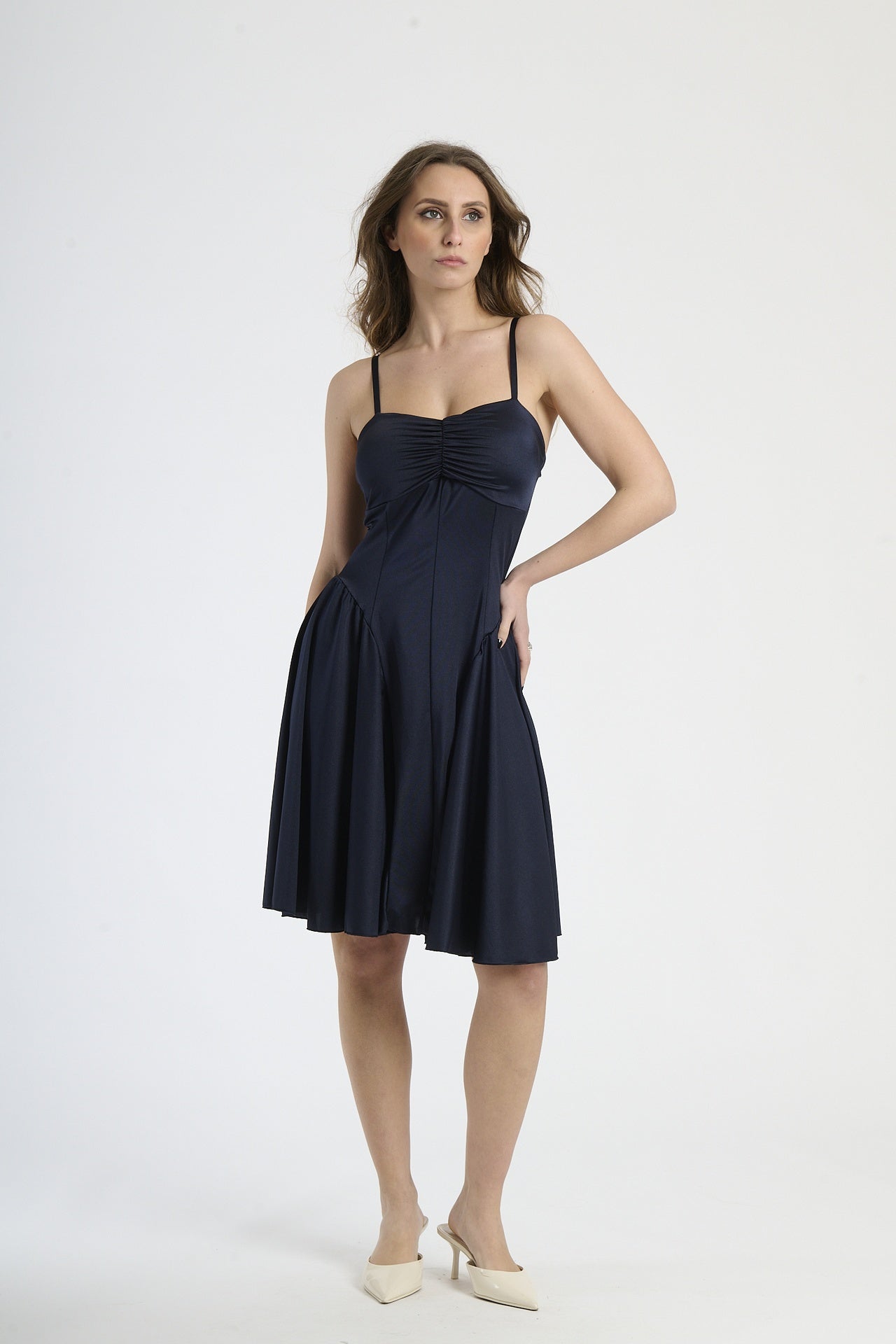 Abito navy con dettagli plissettati, abbigliamento intemporaneo e chic.