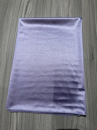 Titolo: Sciarpa "Lunara" – Eleganza satinata in tinta unita (solo lo scialle, non incluso l'abito)