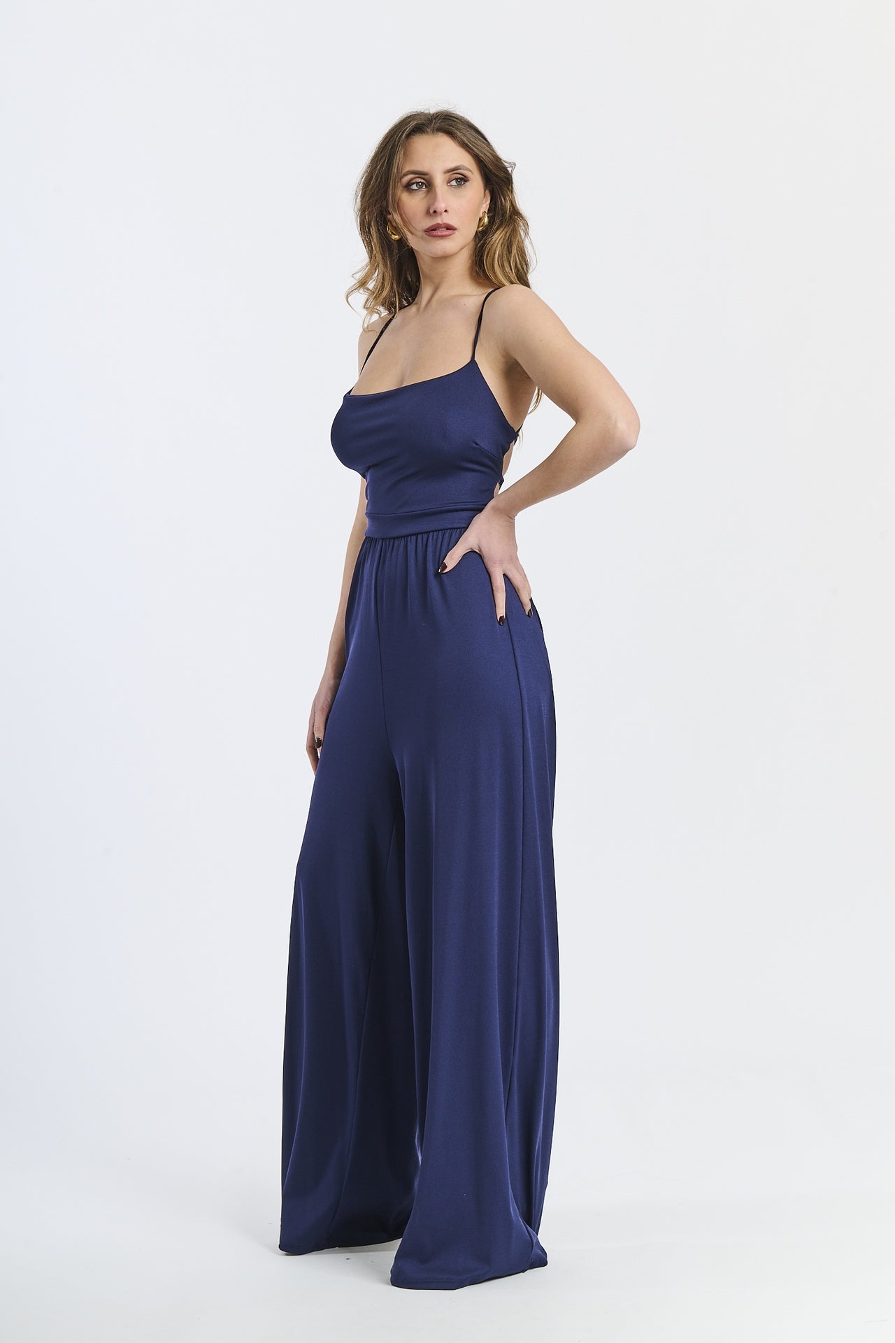 Tuta navy con spalline sottili, design intenso, atmosfera elegante