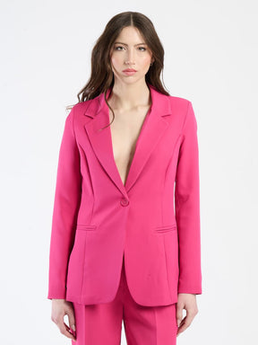 Combinazione fuxia: blazer e pantaloni, un colorblock vivace per la moda femminile avventurosa.