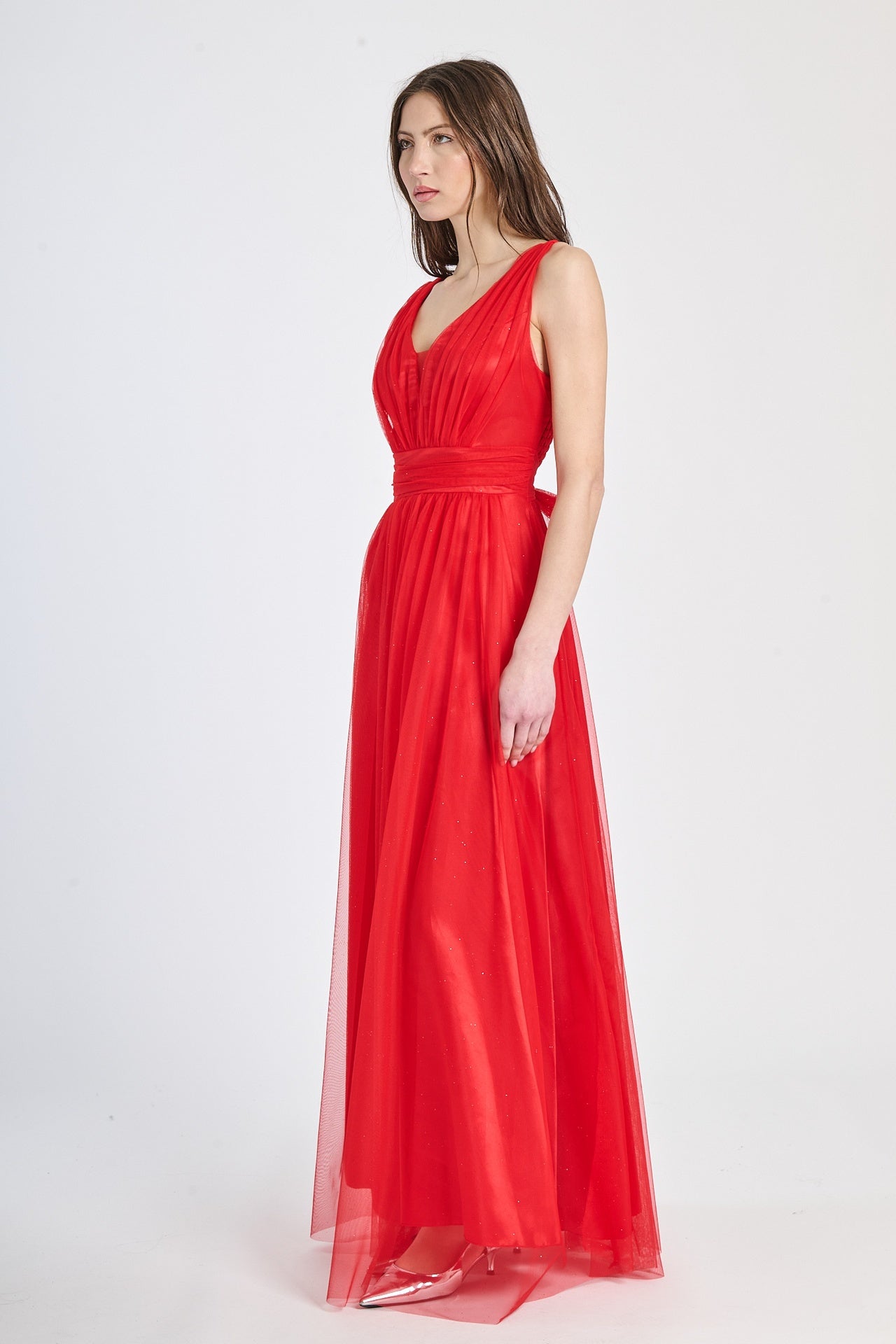 Abito da cerimonia rosso in tulle, colore vivace per attirare l’attenzione