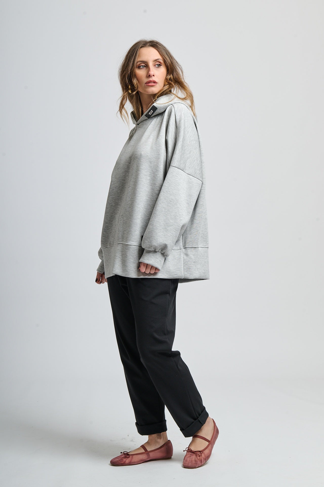 Felpa grigia oversize, base neutra per il guardaroba