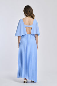 Un abito azzuro che presenta la stessa croce sul petto e la falda fluttuante, creando un'atmosfera di romantismo e giovinezza.