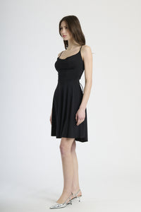 Moda donna: abito nero corto, design con bretelle sottili e colletto avvolgente, perfetto per un look classico e affascinante.