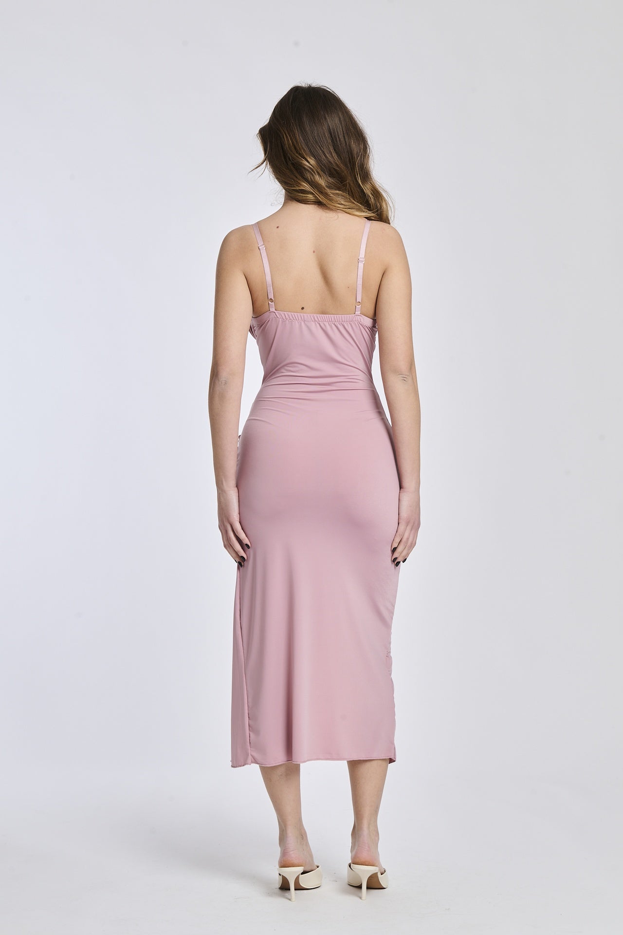 Abito rosa antico a spalline sottili, tessuto aderente e apertura laterale per uno stile affascinante.