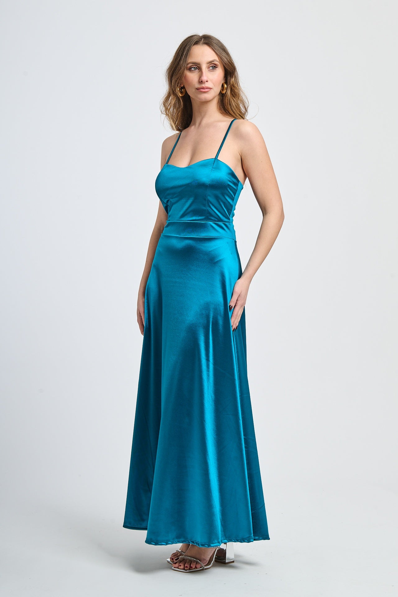 Abito da cerimonia ottanio in raso, con spalline sottili e scollatura a V, ideale per occasioni eleganti e affascinanti