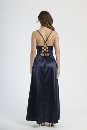 Vestito classico navy in raso, taglio maxi con spalline sottili, adatto per cerimonie formali.