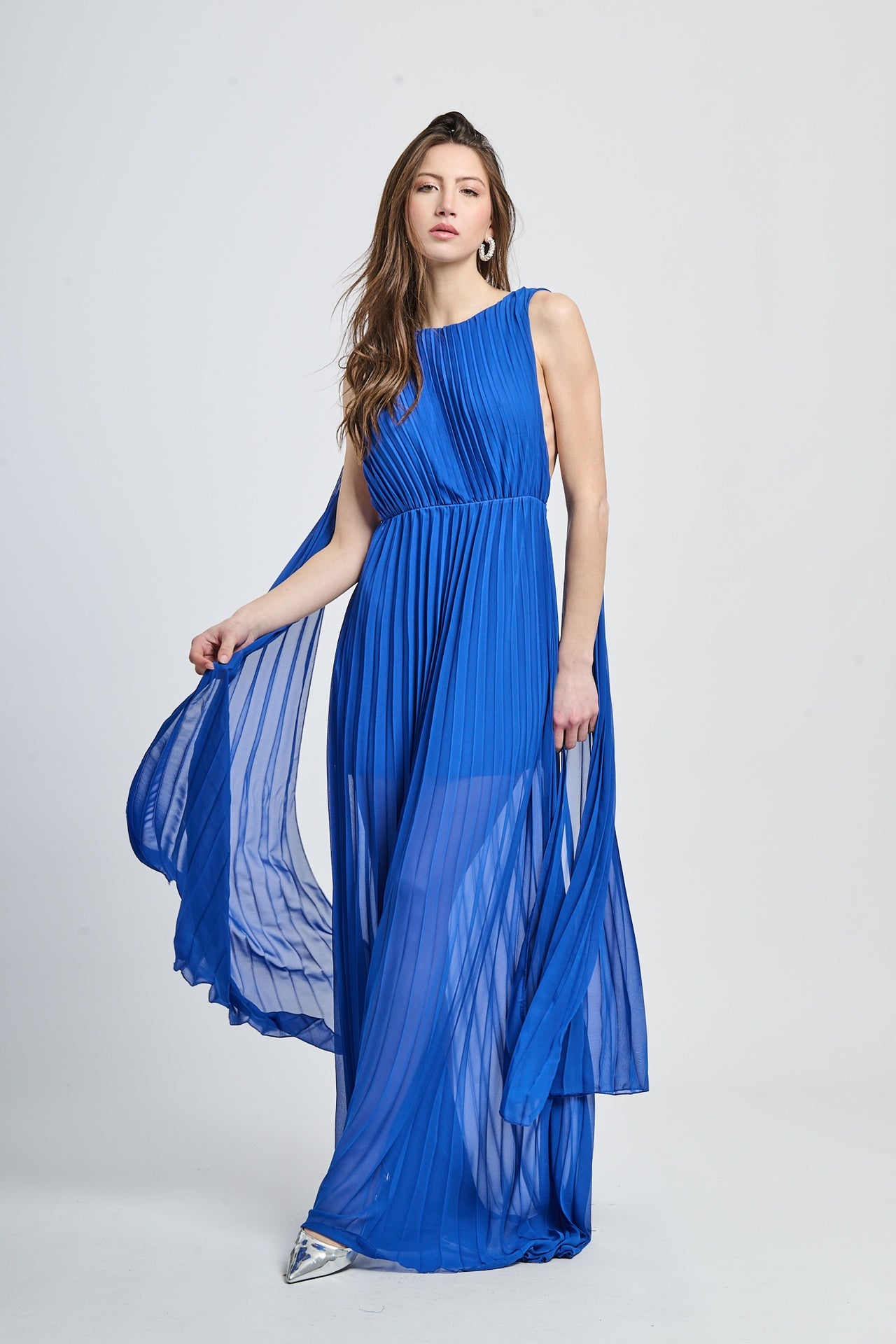 Abito lungo bluette con scollo a collo alto e pannelli fluidi, design accattivante