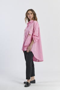 Camicia rosa a maniche arrotolate, stile dolce e moderno