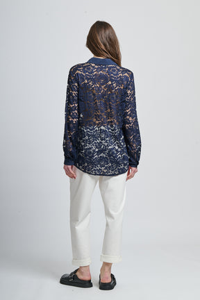 Camicia oversize navy stampa, stile elegante con bottoni frontali e maniche lunghe.
