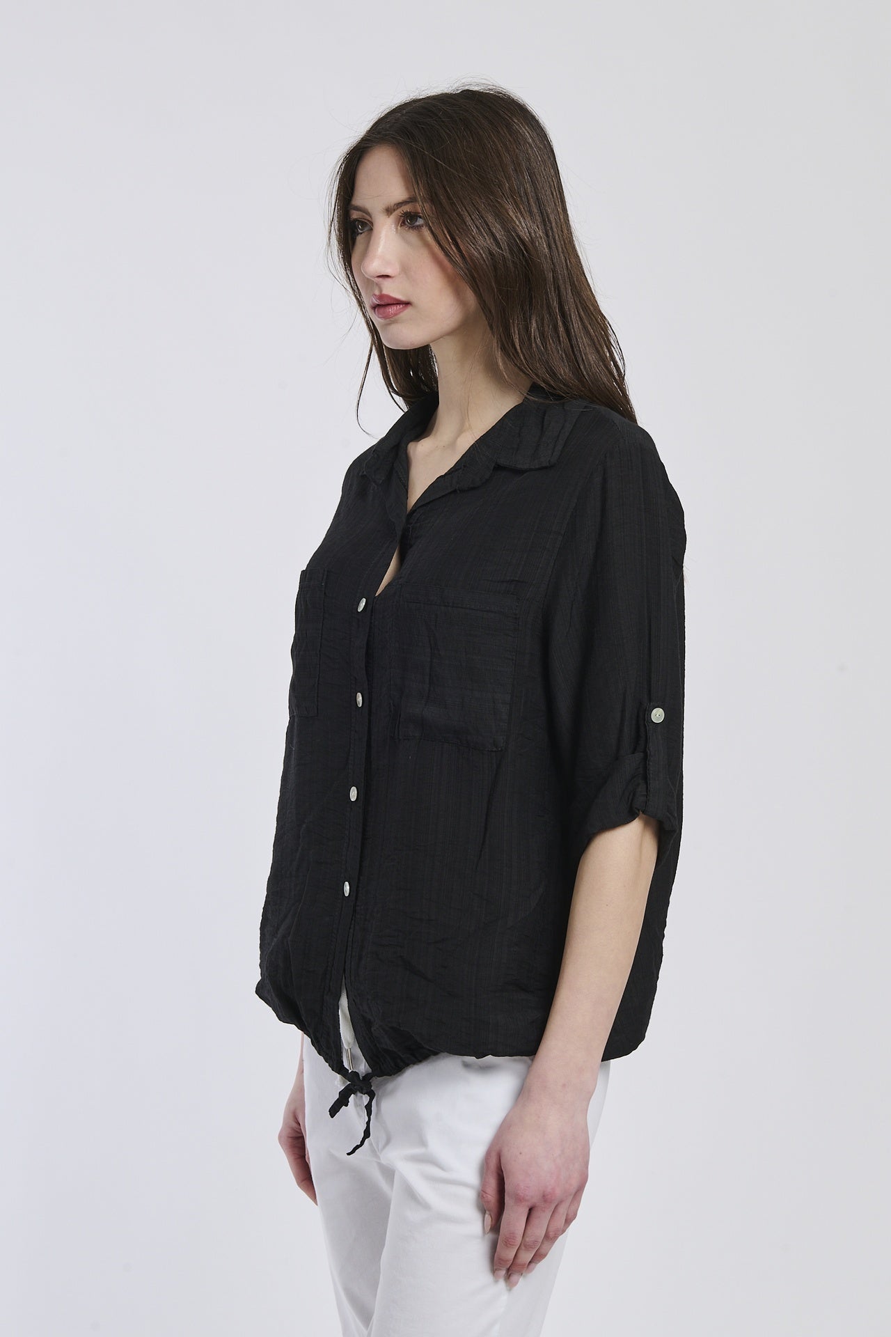 Camicia nera da donna con maniche corte, perfetta per abbinamenti con gonne o pantaloni.