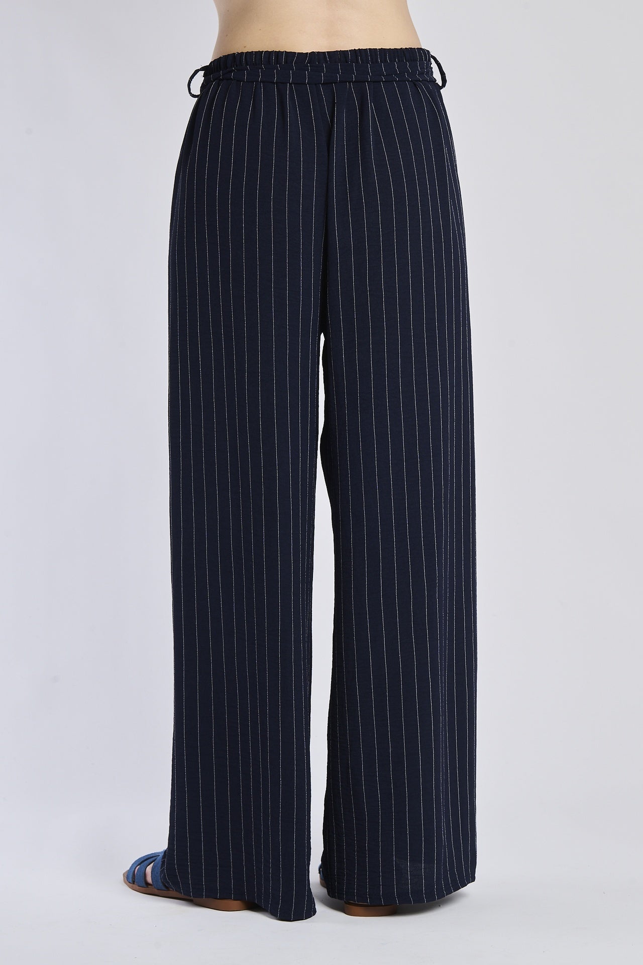 Pantaloni oversize navy, stile elegante e intenso, coulisse elastica in vita.