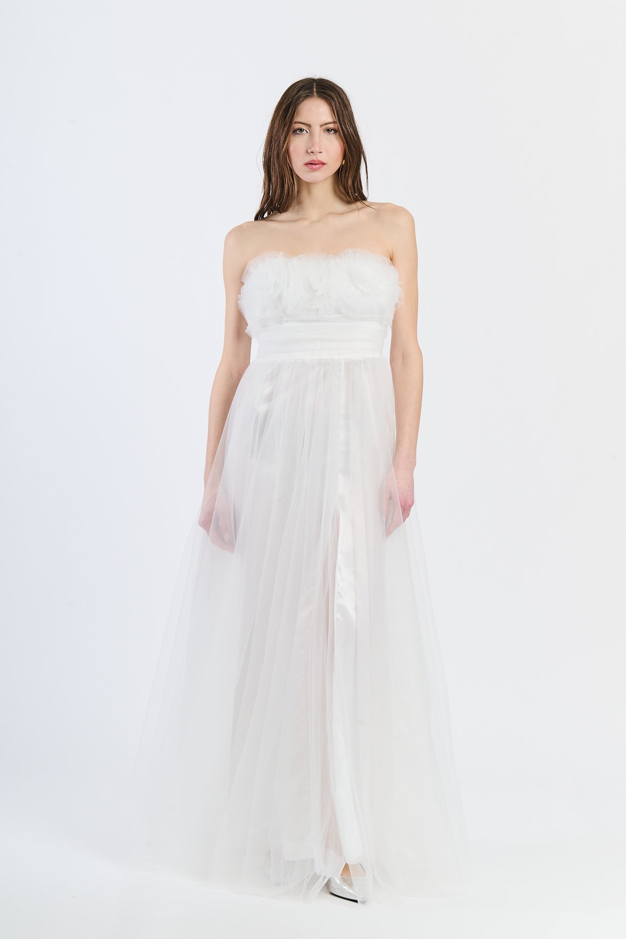 Abito da sera bianco in tulle volante, scollo a barca e gonna ampia, ideale per eventi all’aperto con sfondo mozzafiato