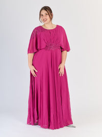 Abito formale plus size Magneta con applicazioni floreali al busto