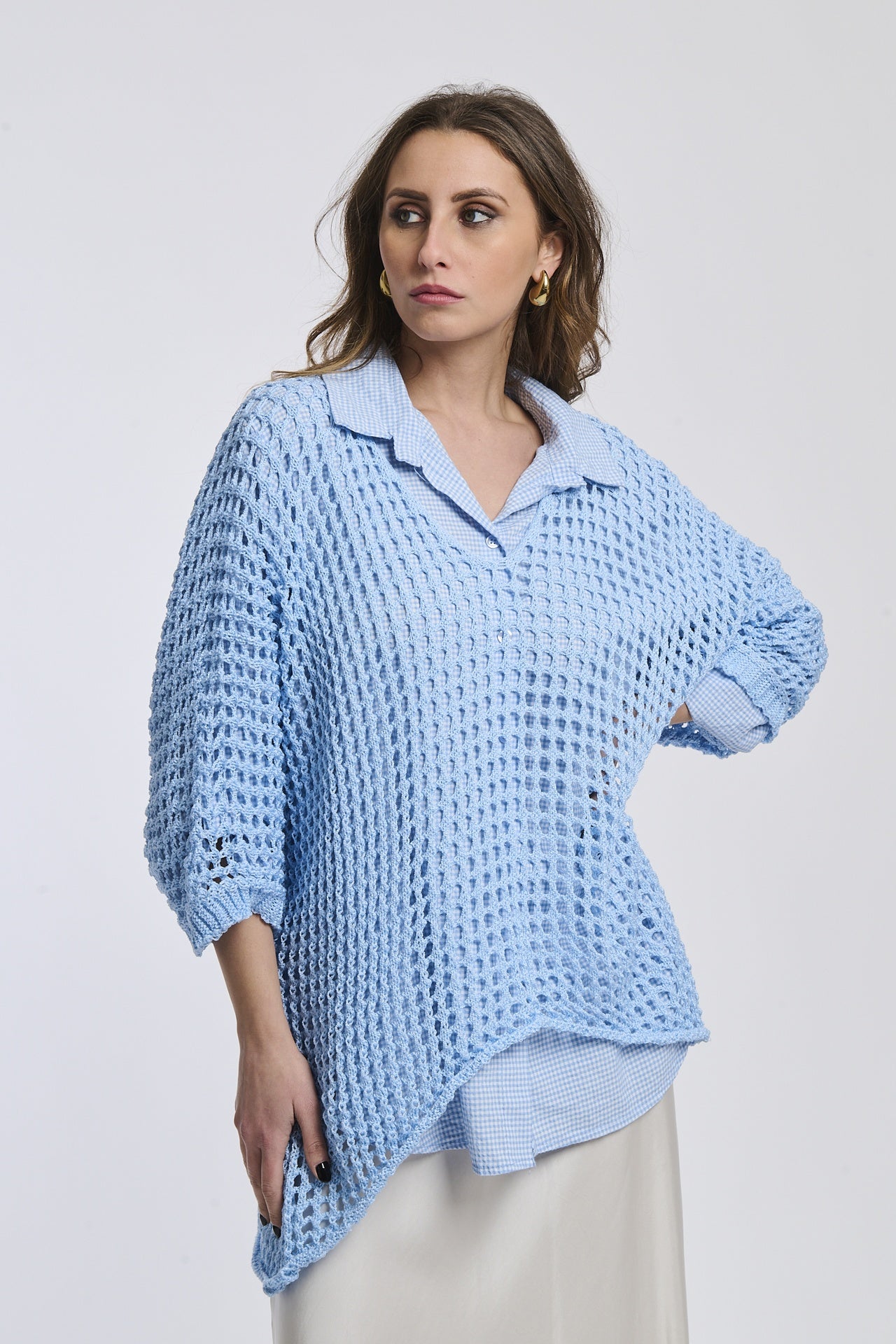 Maglione azzurro in lana tricotata, colletto e finitura leggera