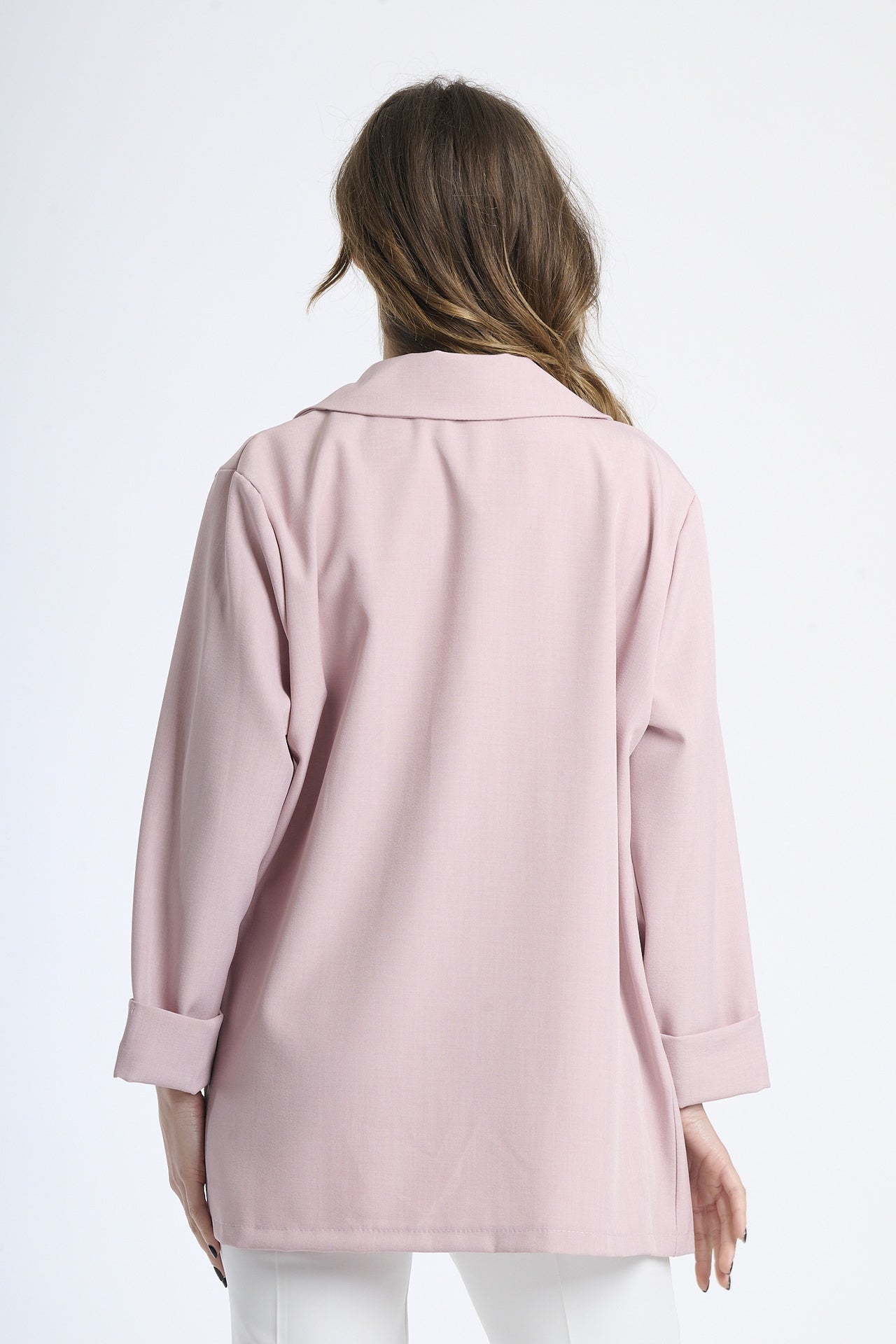 Modella con blazer rosa pastello, abbigliamento trendy e giovane.