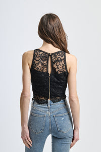 Top estivo in pizzo nero, silhouette slim con bordi a zigzag