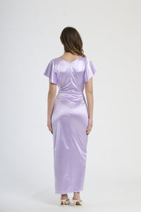 Modella indossa abito lilla a scollatura V, stile affascinante per serate dal sapore fantastico.