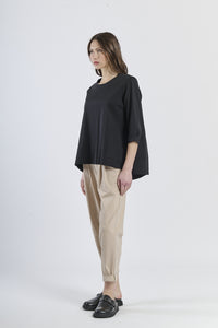 Un abito nero elegante con una fessura laterale e un collo a V.