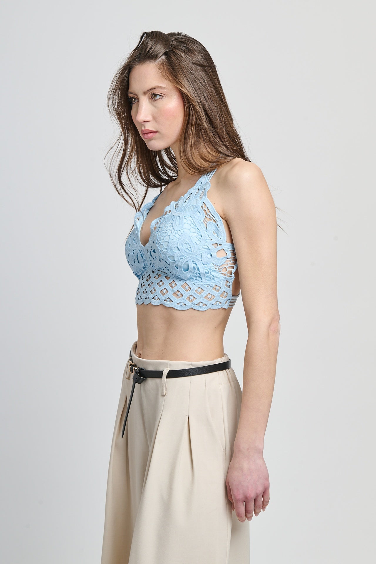 Top cropped azzurro in uncinetto condesign delicato