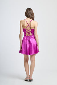 Vestito ciliegio corto, colletto a cuore, romanticismo leggero