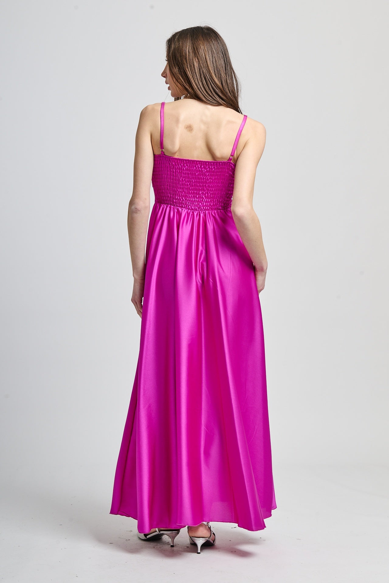 Abito formale ciliegio in raso, perfetto per eventi romantici