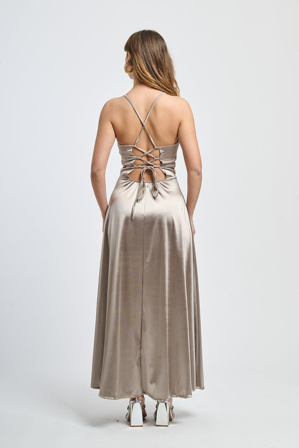 Abito elegante beige con raso lucido, spalline sottili e silhouette dritta, perfetto per eventi formali e sobri