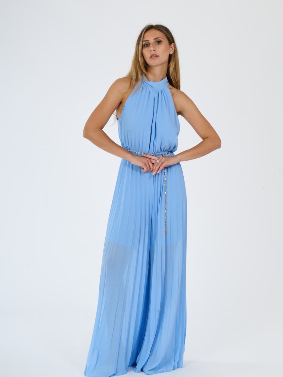 Tuta “Celestea” – Jumpsuit Plissé con Girocollo e Cintura a Catena