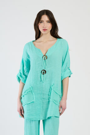 Outfit Tiffany in lino, camicetta oversize e pantaloni coordinati, stile rinfrescante per l’estate.