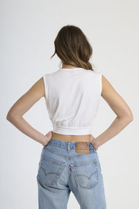 Canotta bianca con scollatura a V, fibbia frontale e taglio cropped, perfetta per un look limpido.