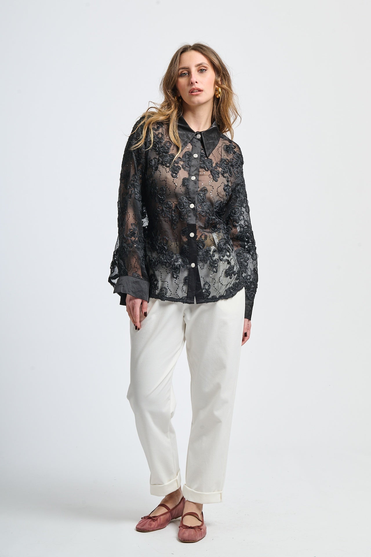 Un vestito elegante in tessuto liscio con maniche lunghe e collo a V.