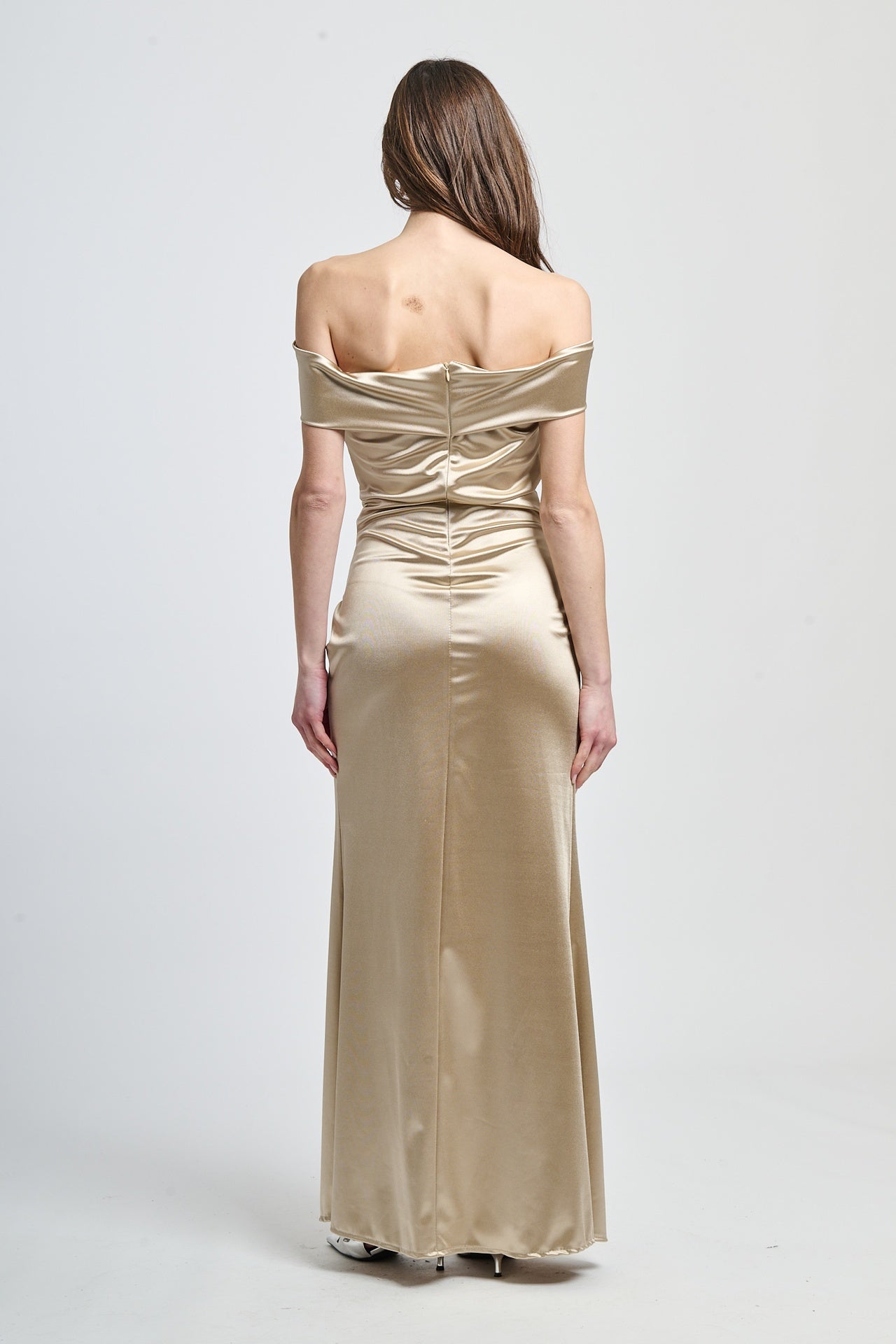 Abito da cerimonia beige in raso, perfetto per cerimonie e eventi eleganti