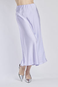 Gonna lunga lilla in raso, abbinata a ballerine argentate