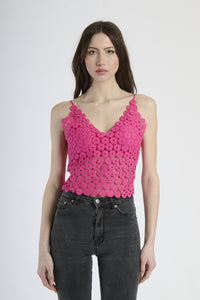 Top cropped fuxia a uncinetto, con scollatura a V e bretelle sottili, stile vivace.