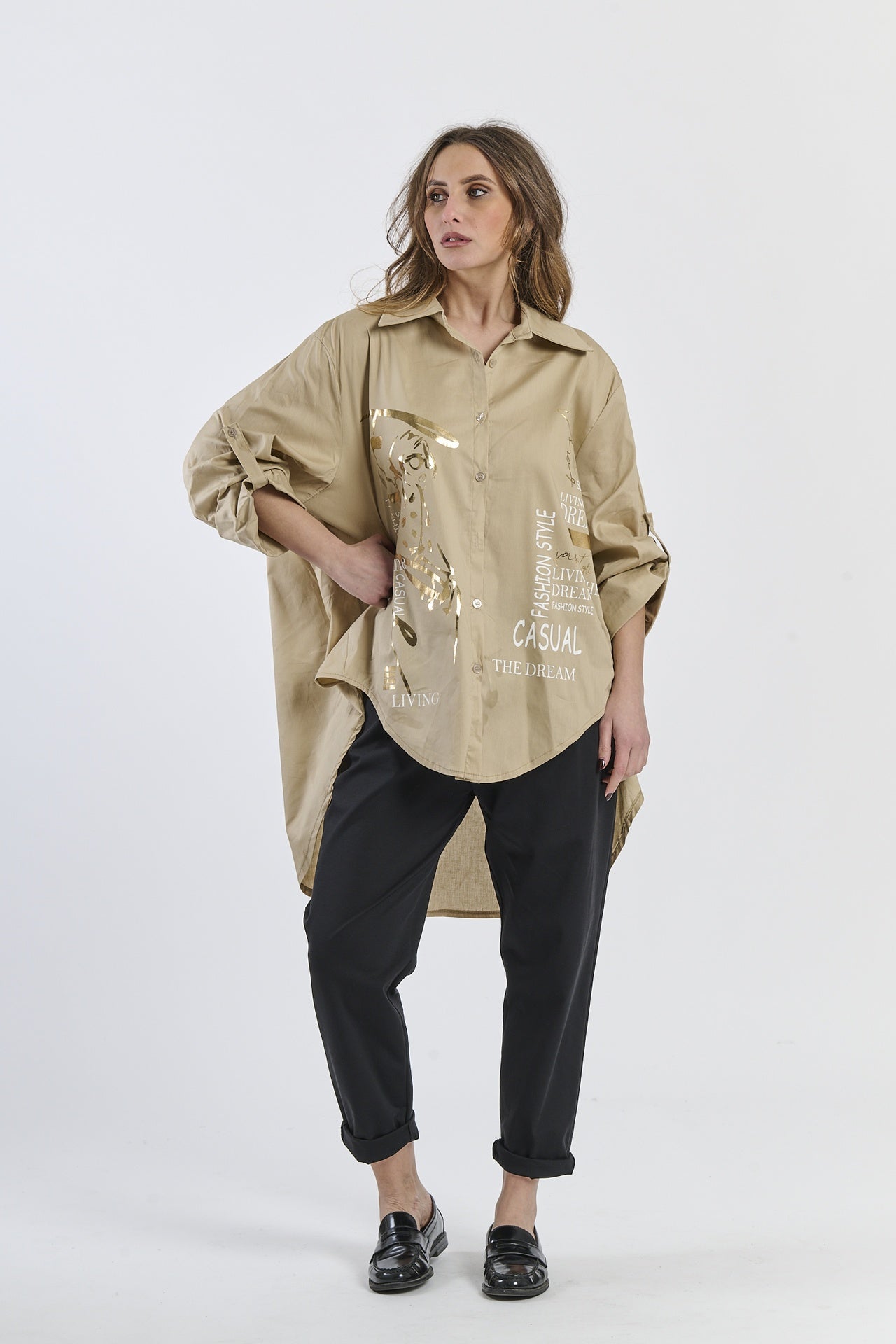 Camicia beige oversize con dettagli stilizzati, look urbano