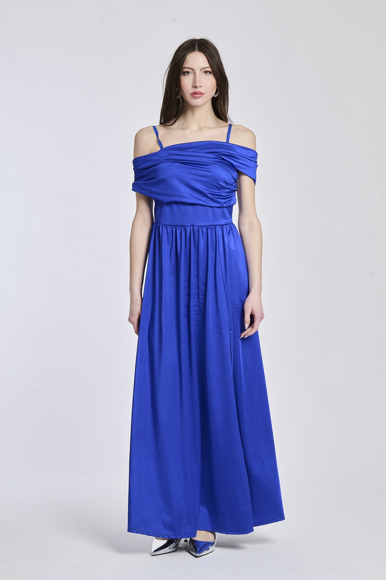 Vestito bluette elegante, spalline scollate, maniche assenti, apertura laterale per uno stile rinfrescante.