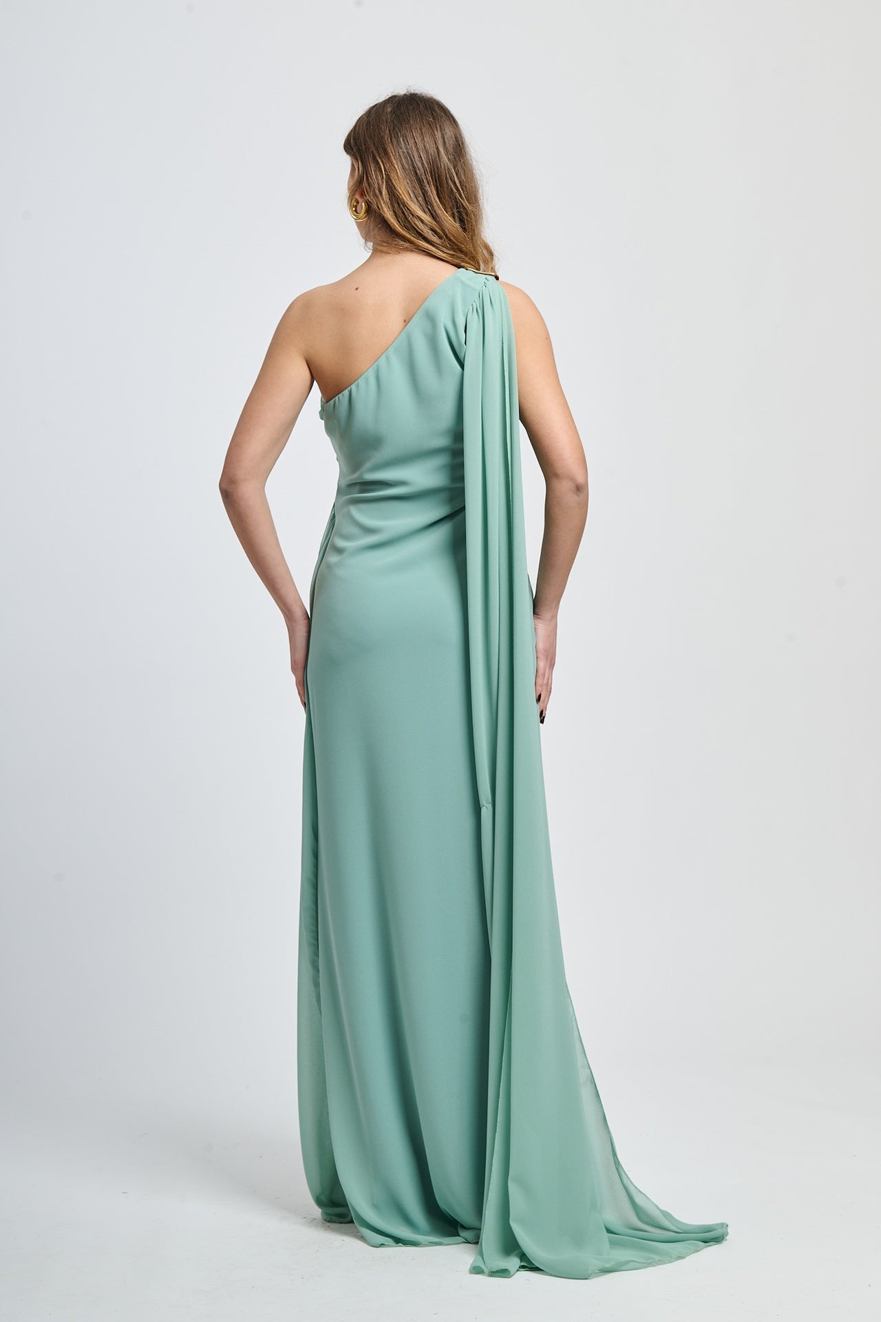 Abito elegante salvia, drappato, spalla unica, ideale per cerimonie o feste.