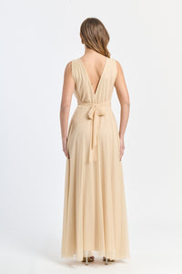 Robe beige elegante confodera fluida e dettagli stilosi