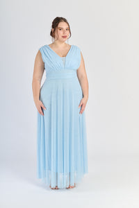 Vestito azzuro chiaro con taglio empire, maniche spuntate, stile romantico per matrimoni.