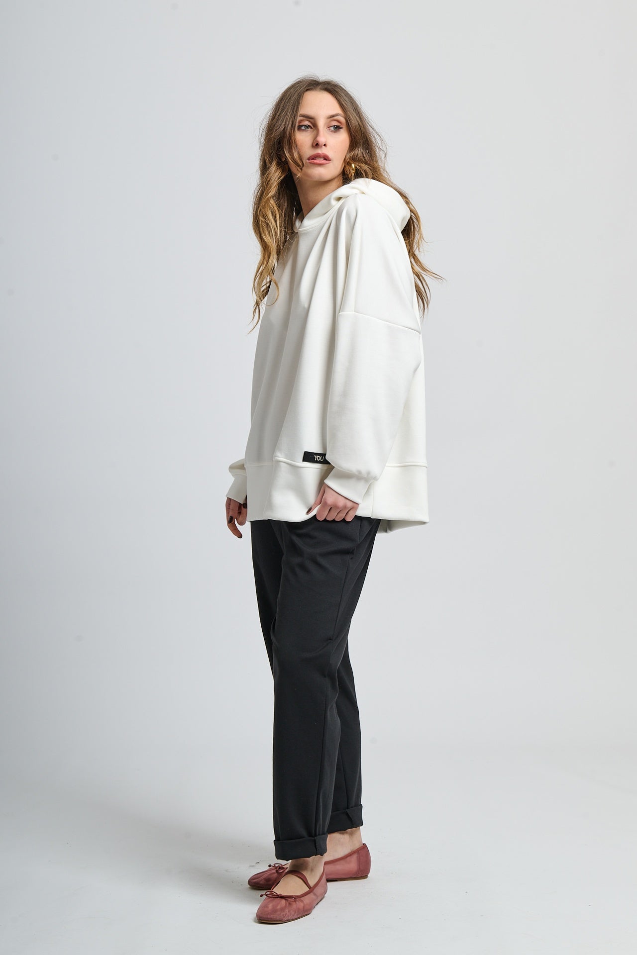 Felpa bianca a maniche ampie, stile comodo e moderno