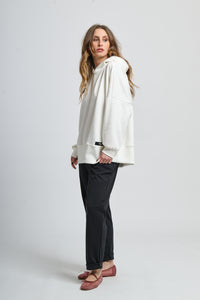 Felpa bianca a maniche ampie, stile comodo e moderno