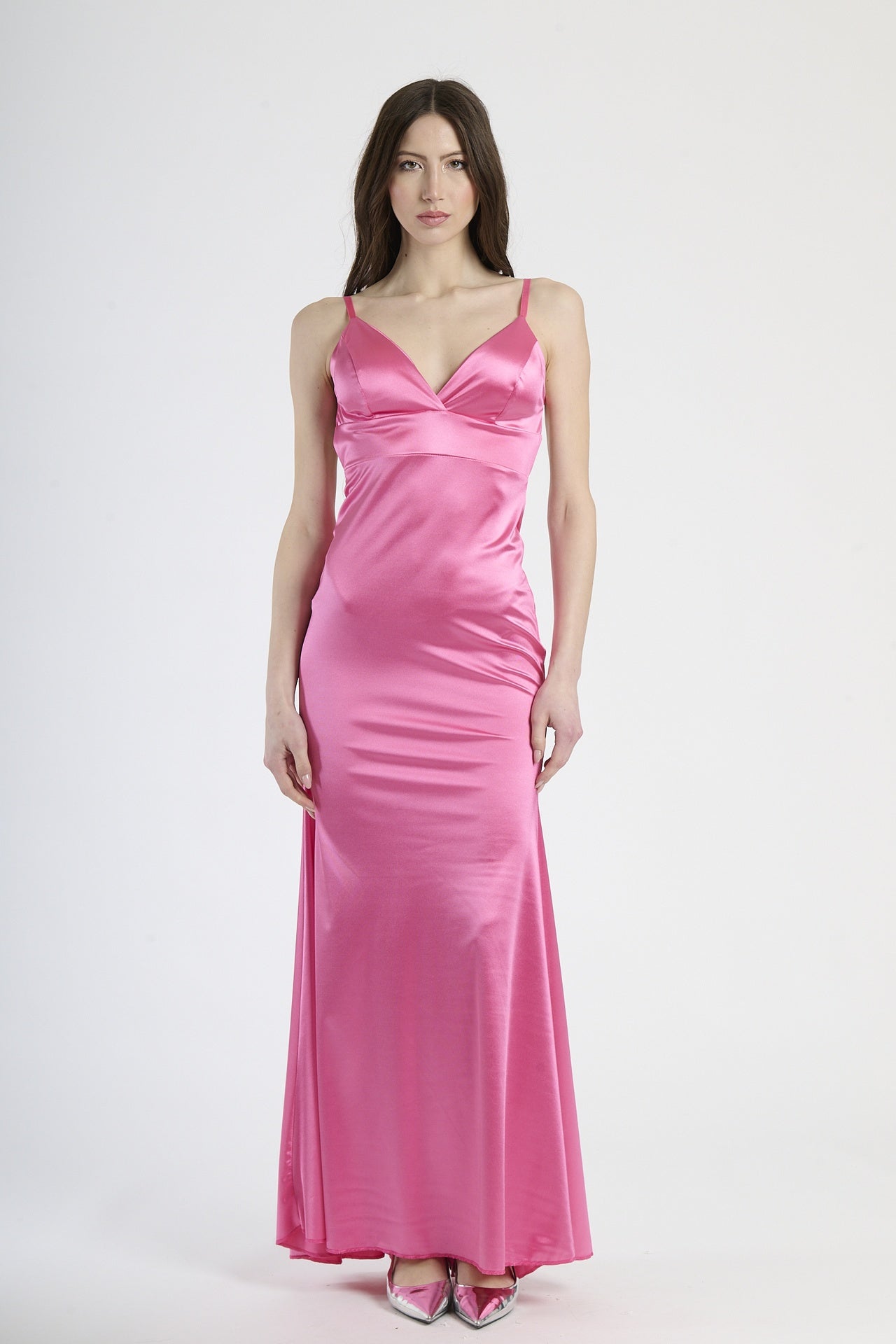 Outfit con abito fuxia lungo, perfetto per un look seducente e di grande impatto.